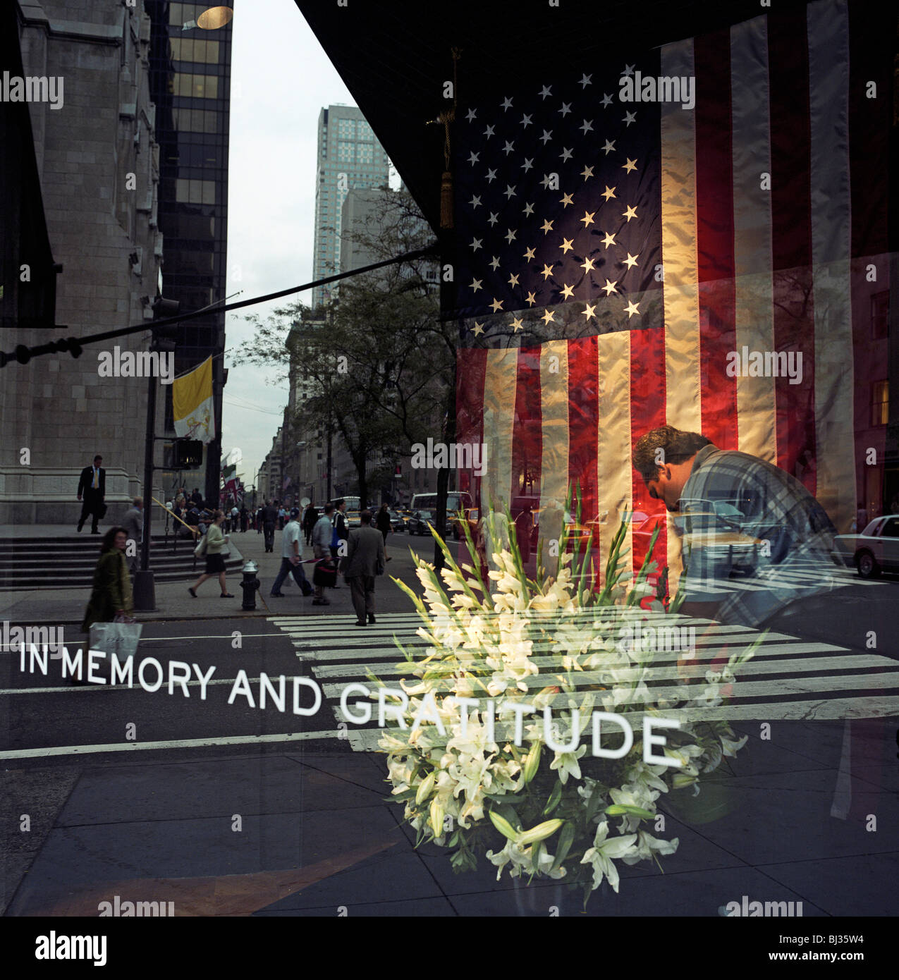 Teilnahme an 9/11 blumige Erinnerung an Lilien in einer 5th Avenue Ladenfront im Zentrum Manhattans. Stockfoto