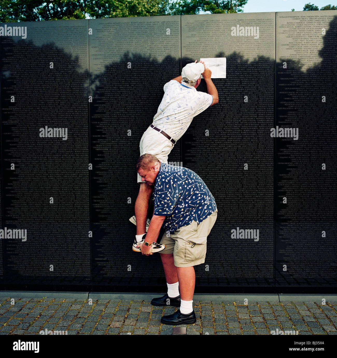 Zwei alte Ex-US-Ranger-Veteranen besuchen das Vietnam Veterans Memorial und die Namen der jungen Freunde getötet in ihrer Jugend zu verfolgen. Stockfoto