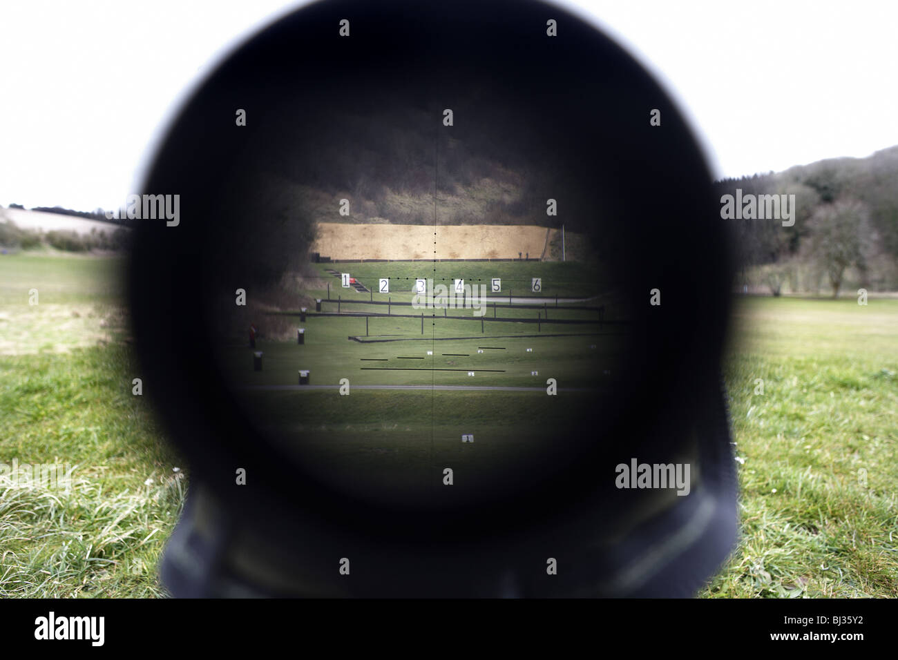 Sie blickte das Zielfernrohr das neue britische machte lange Reihe L115A3 Sniper-Gewehr. Stockfoto