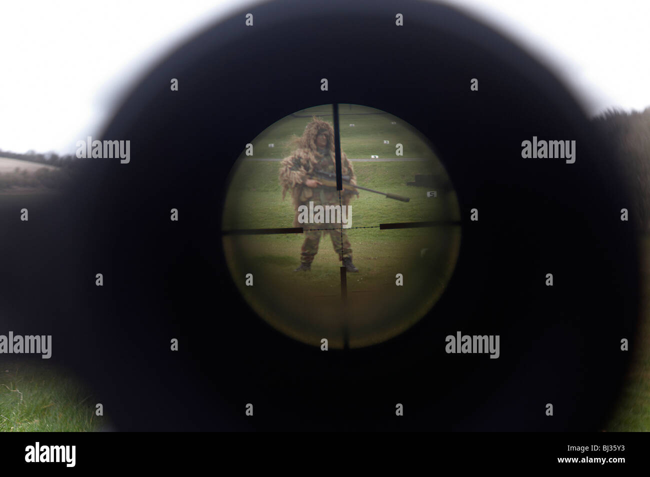 Sie blickte das Zielfernrohr das neue britische machte lange Reihe L115A3 Sniper-Gewehr. Stockfoto
