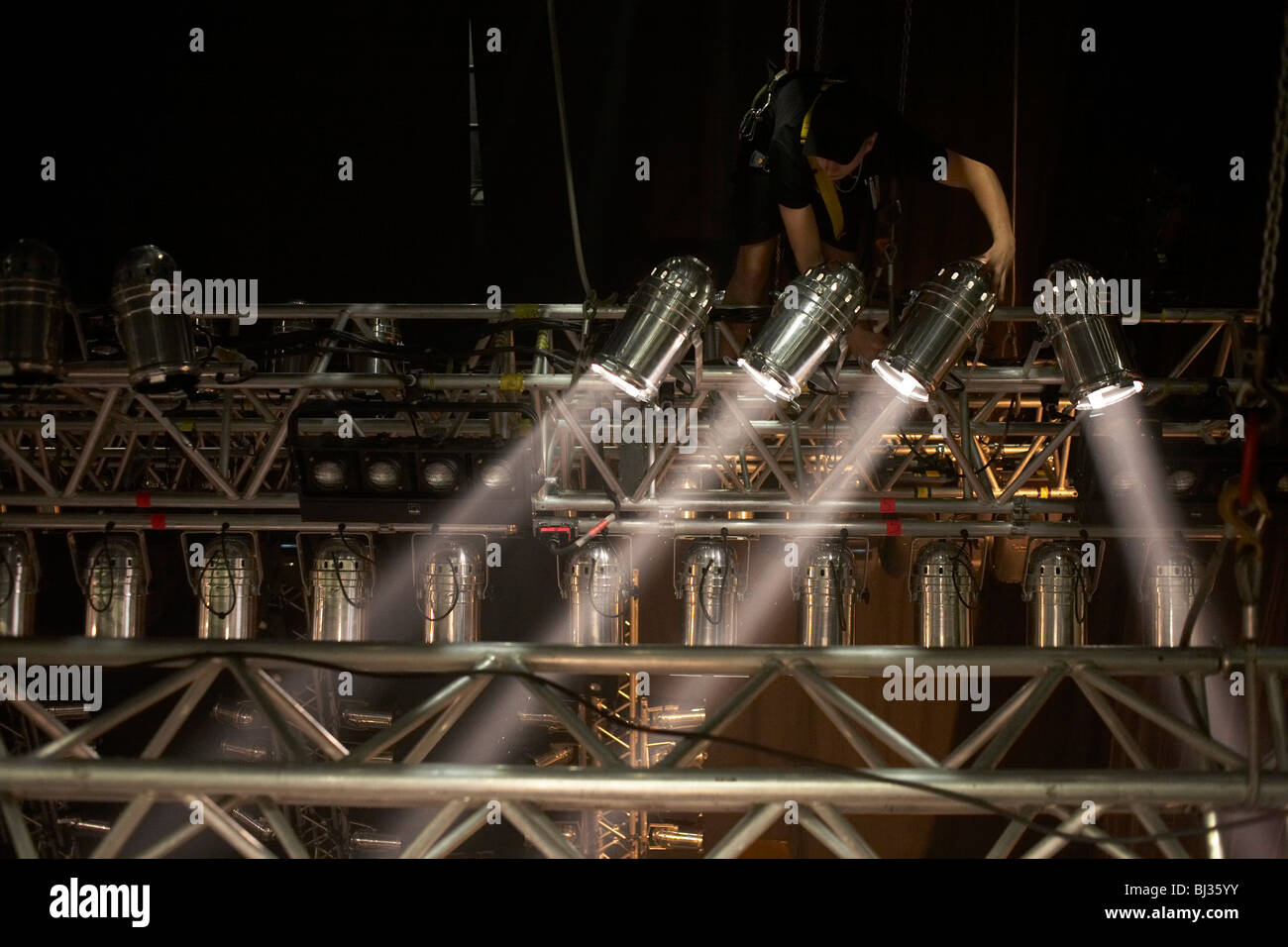 Bühne Hand der Rockband Status Quo passt Deckenbeleuchtung hoch über der Bühne während der European Tour in Lille, Frankreich Stockfoto