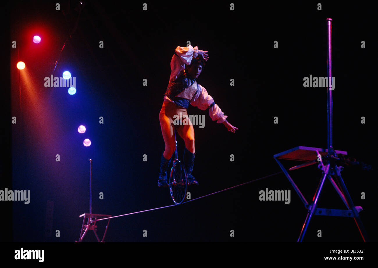 Eine Cirque Du Soleil Zirkus Tightwire Walker Acrobat reitet auf einem ...