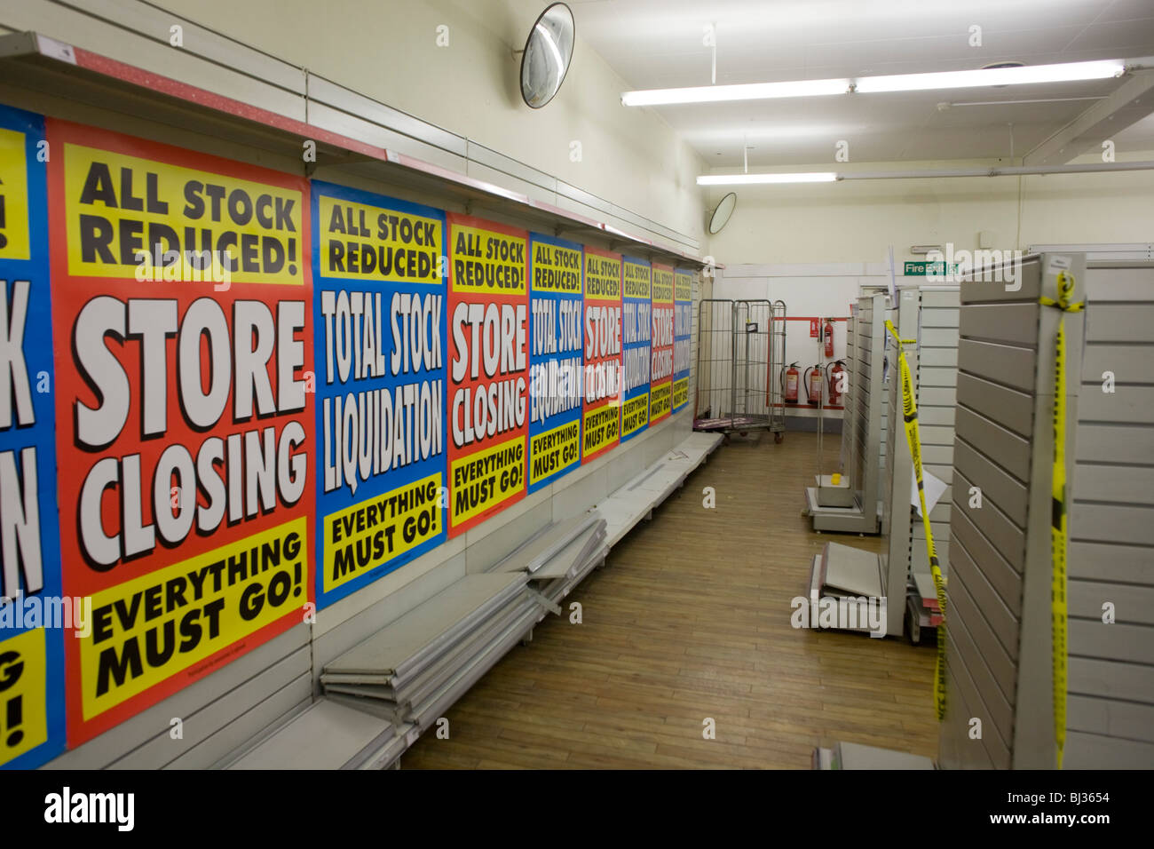 Der Letzte Des Handels Umgeben Von Leere Regale Und Ladeneinrichtungen Eine Niederlassung In London Von Woolworths Stockfotografie Alamy