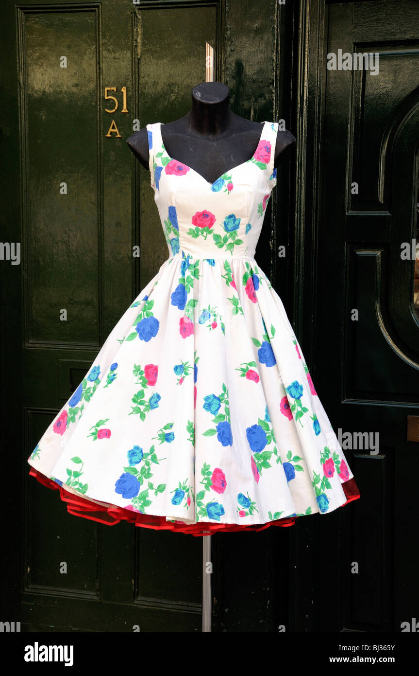 Vintage, 50er Jahre Kleid am Stand in der Straße vor der Tür Covent Garden London England UK Stockfoto