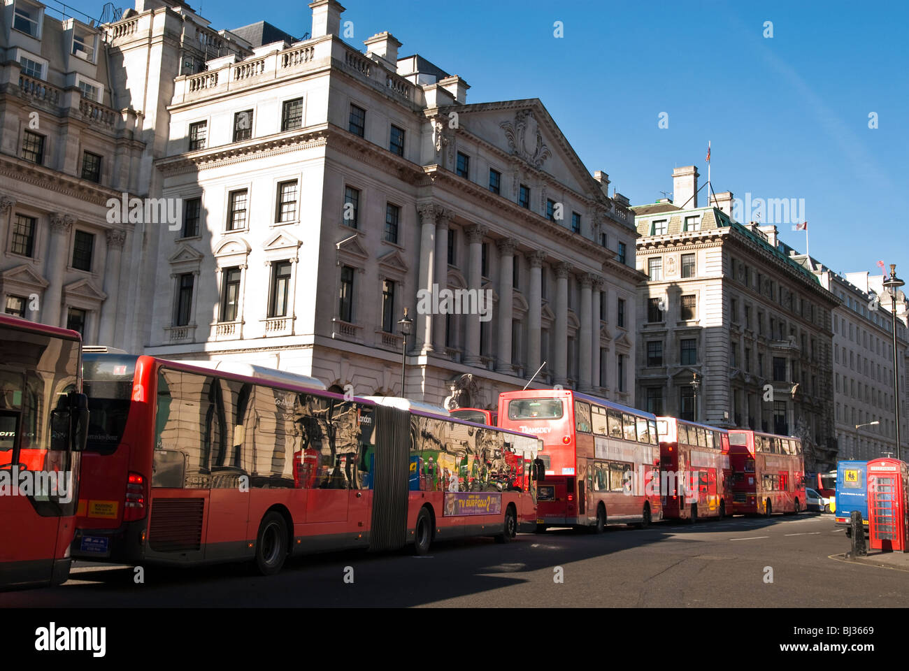 Stau von roten Londoner Busse-Doppeldecker und kurvenreich Bus in der Regent Street Stockfoto