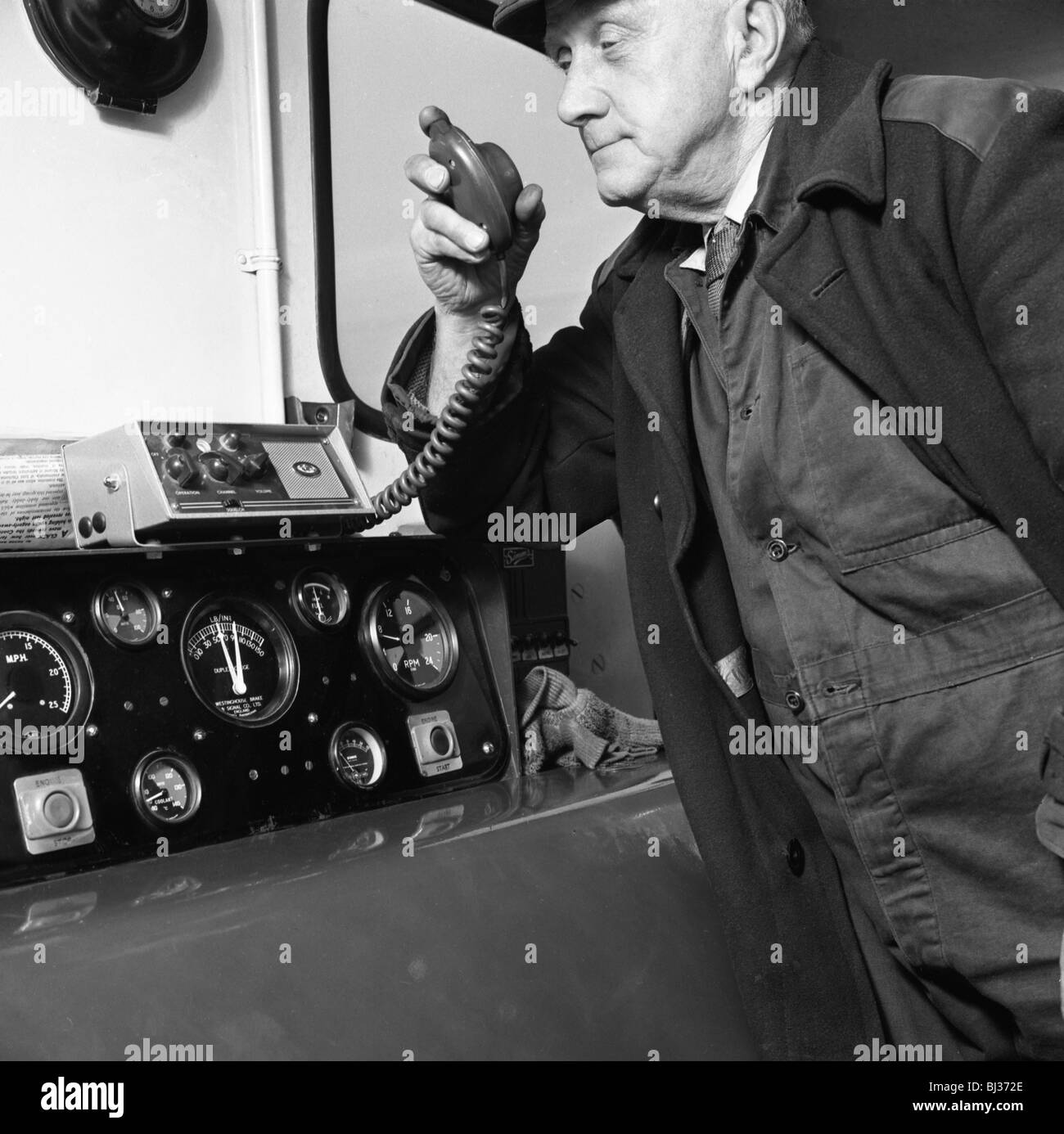 Lokführer auf eine Gegensprechanlage, South Yorkshire, 1964. Künstler: Michael Walters Stockfoto