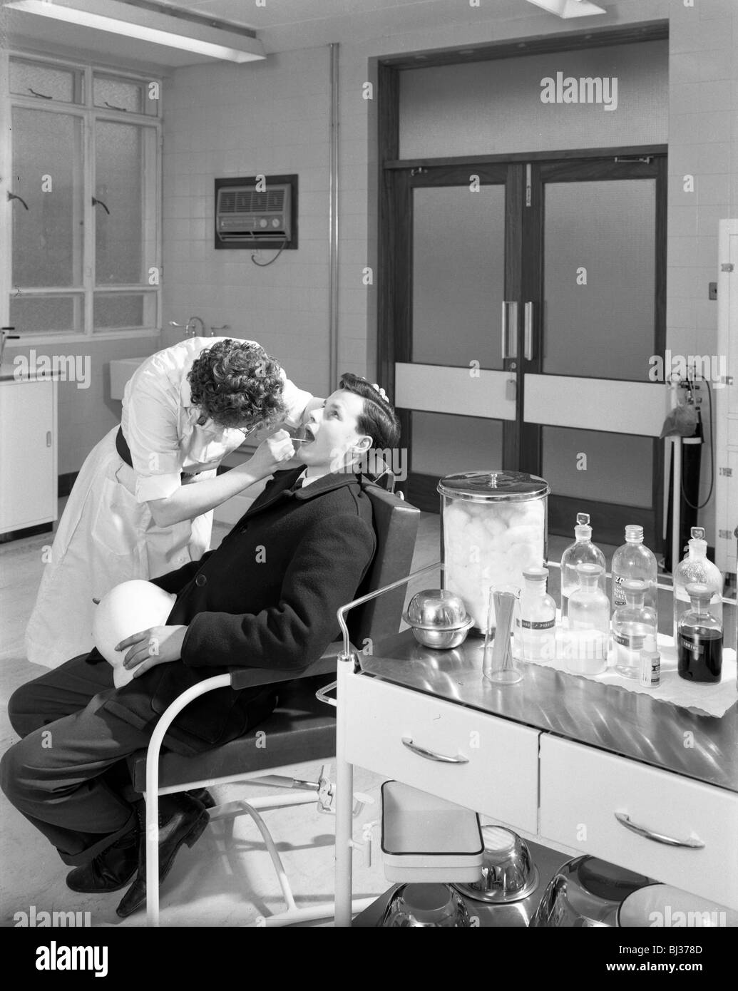 Gesundheits-check im Arztzimmer, Park Gate Eisen & Steel Co, Rotherham, South Yorkshire, 1964. Künstler: Michael Walters Stockfoto