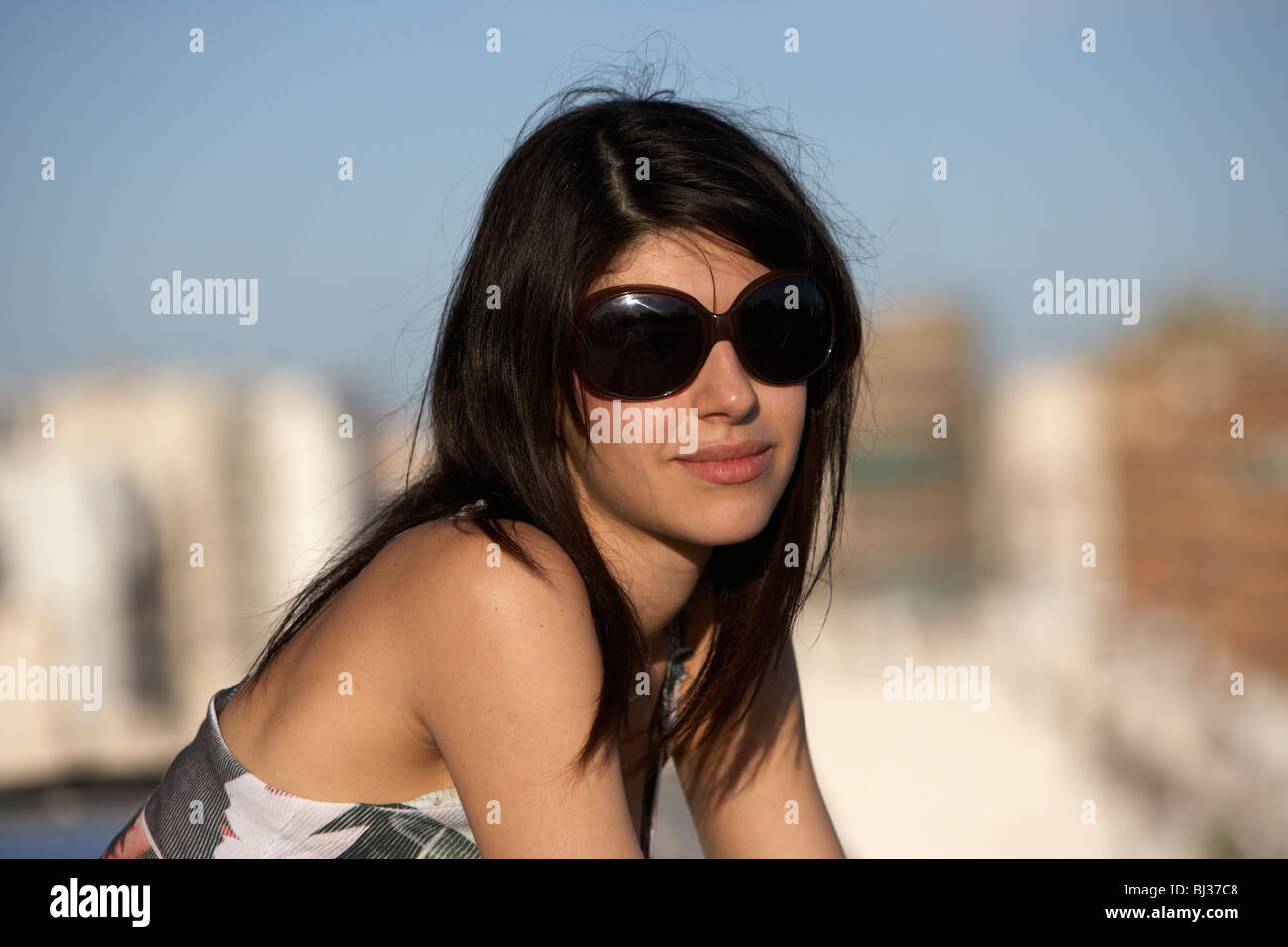 hispanische Latein Mädchen auf Kamera tragen Sonnenbrillen Buenos Aires Argentinien Stockfoto