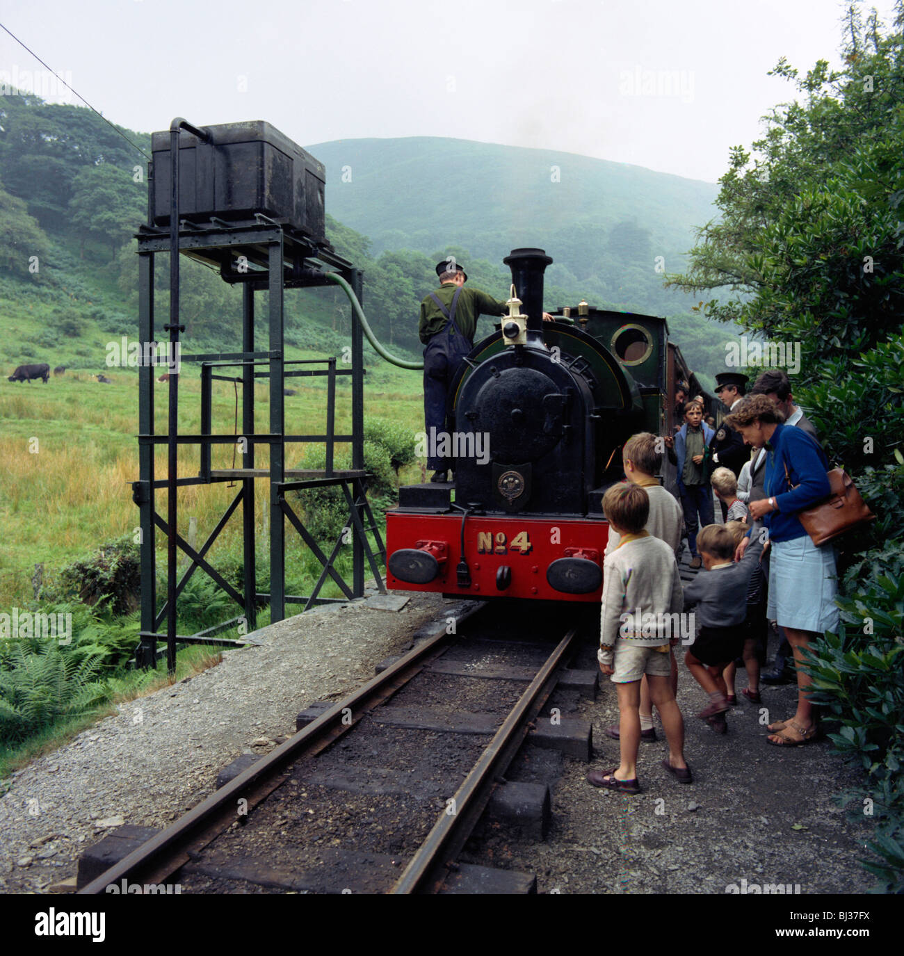Nummer 4 Motor an die Dolgoch fällt Halt auf der Talyllyn Railway, Snowdonia, Wales, 1969. Künstler: Michael Walters Stockfoto