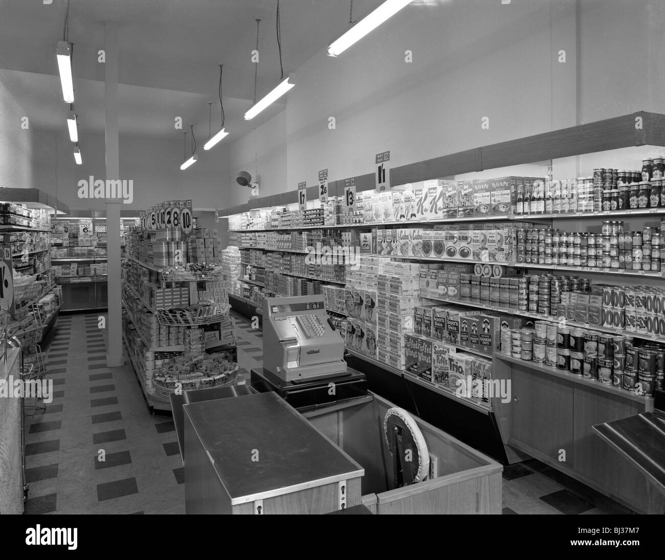 Das Innere des Carlines Self Service Store, Mexborough, South Yorkshire, 1960. Künstler: Michael Walters Stockfoto