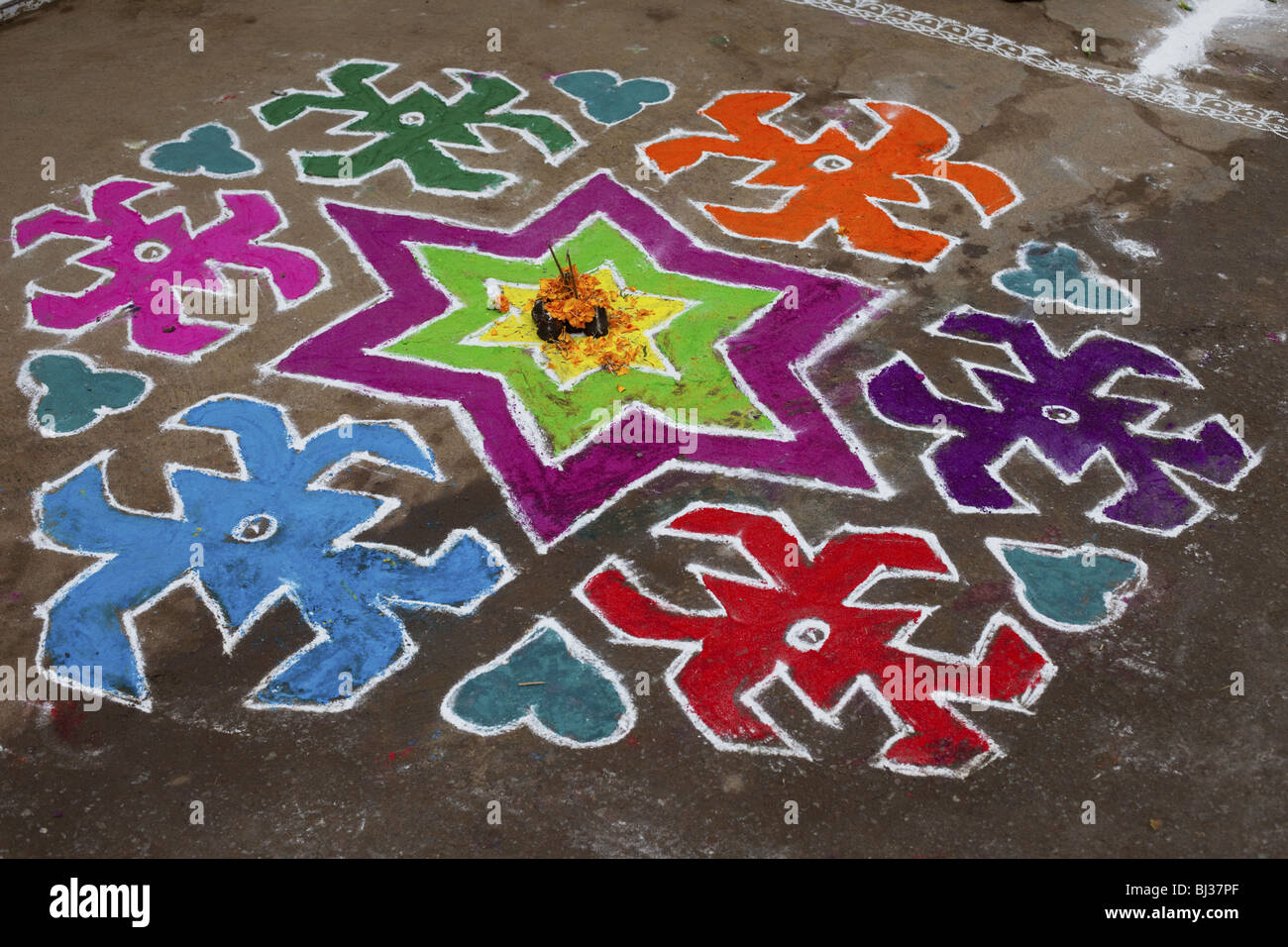 Rangoli Festival Entwürfe in einer indischen Straße auf dem hinduistischen Festival Sankranthi oder Pongal gemacht. Stockfoto