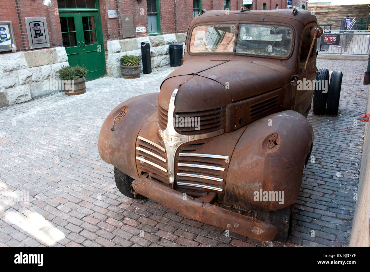 Ein roten alten verrosteter LKW geparkt außerhalb einer alten Backstein-Fabrik in den Distillery District in Toronto, Ontario, Kanada Stockfoto