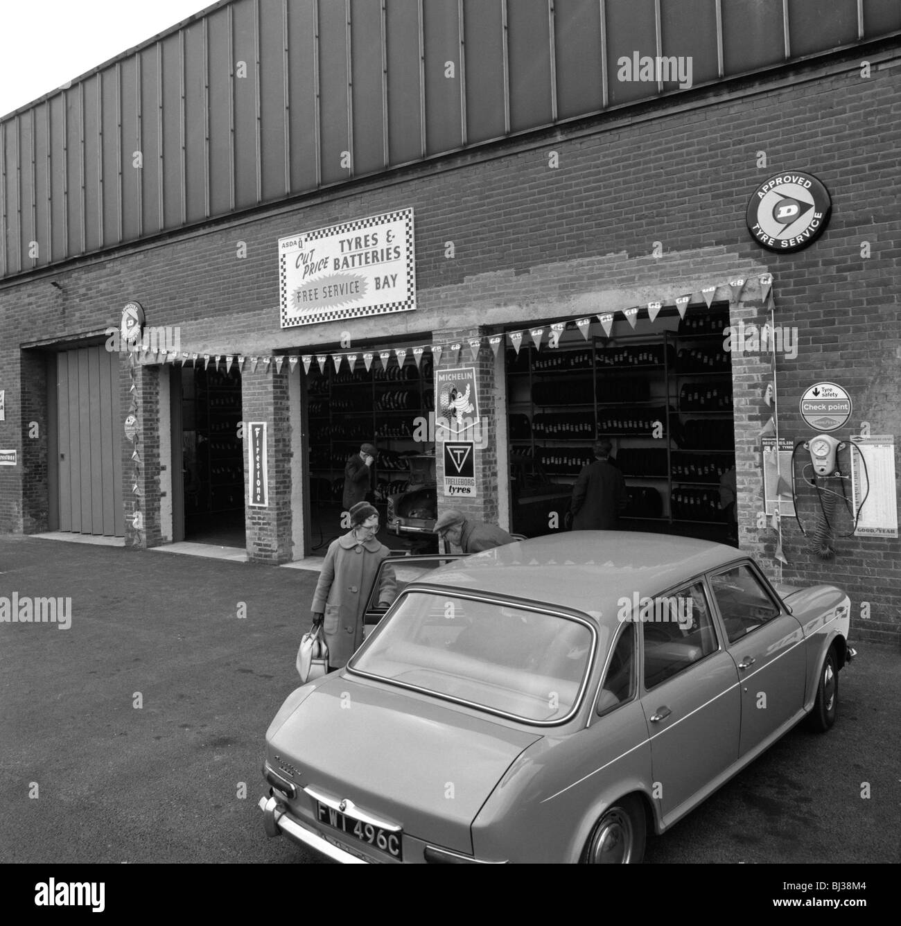 MK 1 BMC Austin 1800 außerhalb einer Reifen-Montage-Bucht in Rotherham, South Yorkshire, 1969. Künstler: Michael Walters Stockfoto