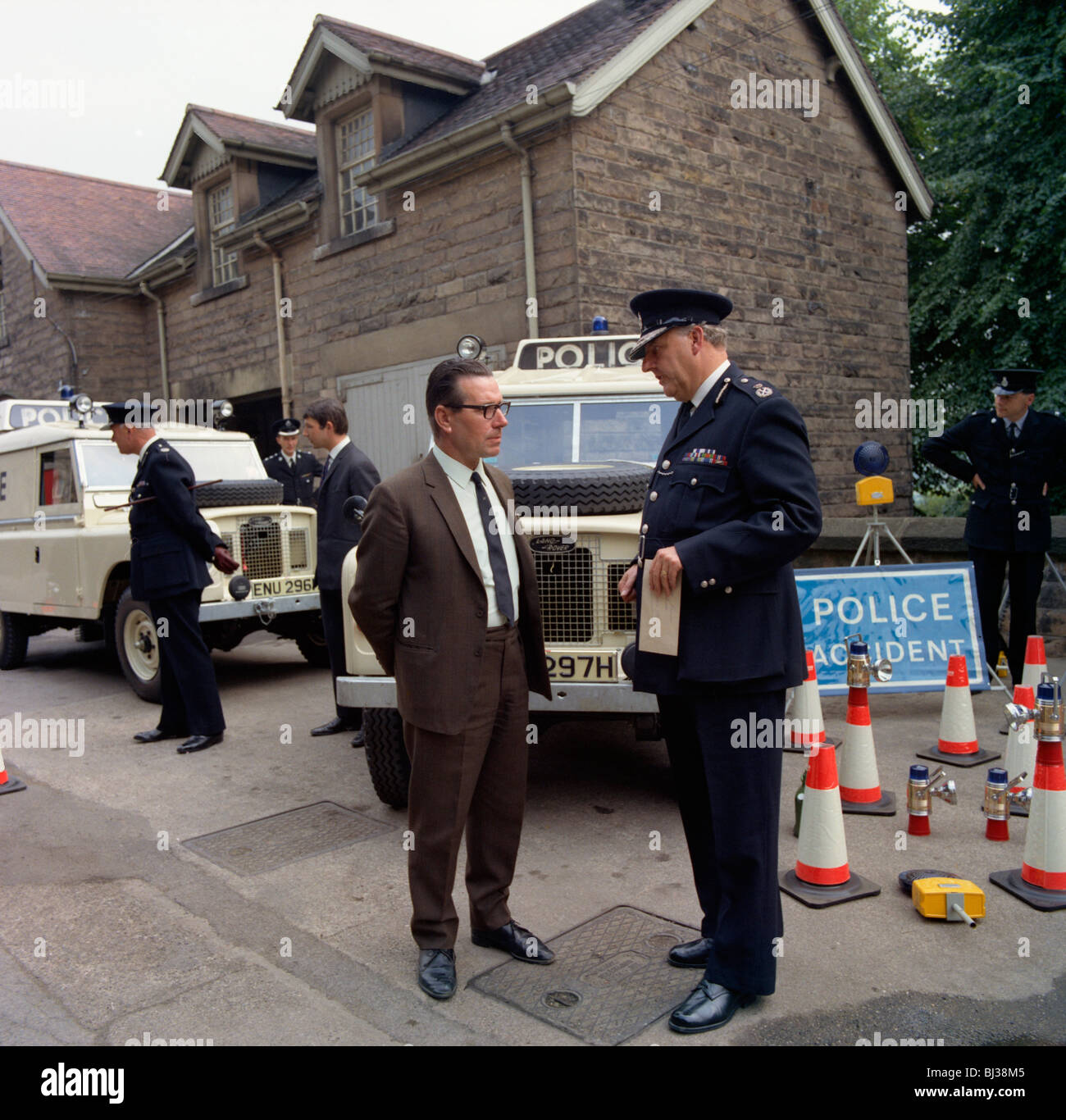 Derbyshire Polizeichef die Auslieferung von zwei neuen Land Rover, Matlock, Derbyshire, 1969. Künstler: Michael Walters Stockfoto