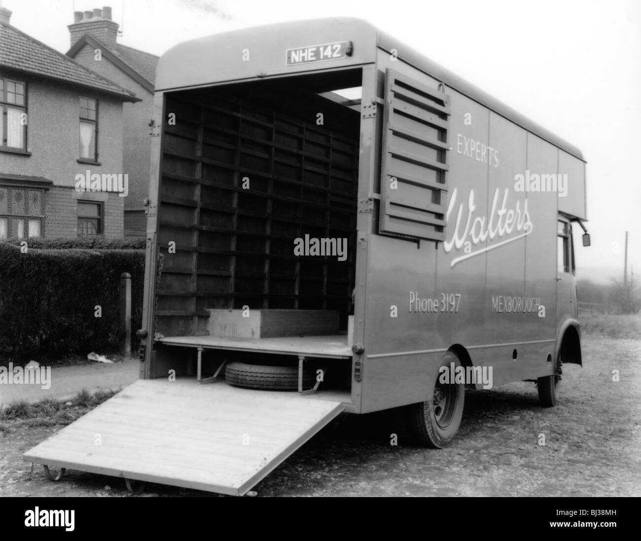 Austin FE 1957 Entfernung Van, Zugehörigkeit zu Walters Umzüge, Mexborough, South Yorkshire, 1957. Künstler: Michael Walters Stockfoto
