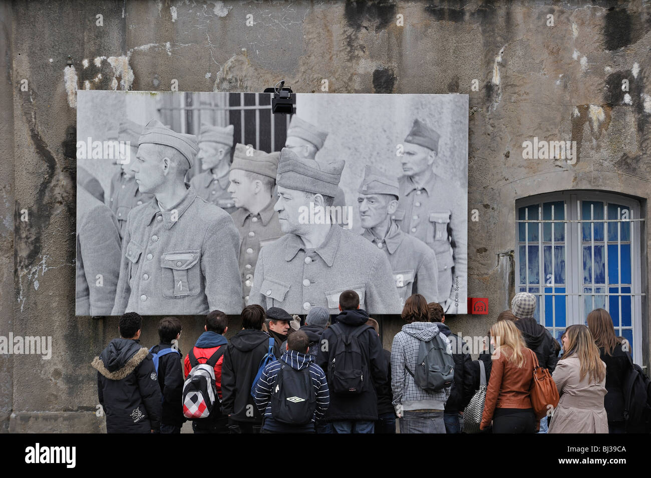 Schüler mit Guide vor Bild der politischen Gefangenen, Fort Breendonk, zweiten Weltkrieg zwei Konzentrationslager, Belgien Stockfoto