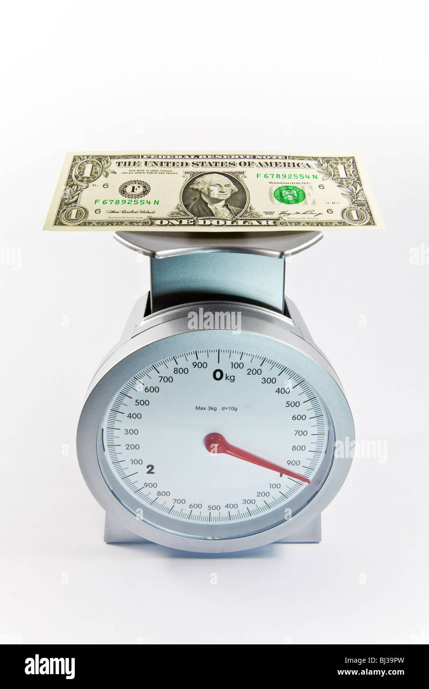 Dollarschein auf Skalen, Währung US-Dollar hinzufügen von Gewicht, erhöhen Sie den Wert des US-Dollars Stockfoto