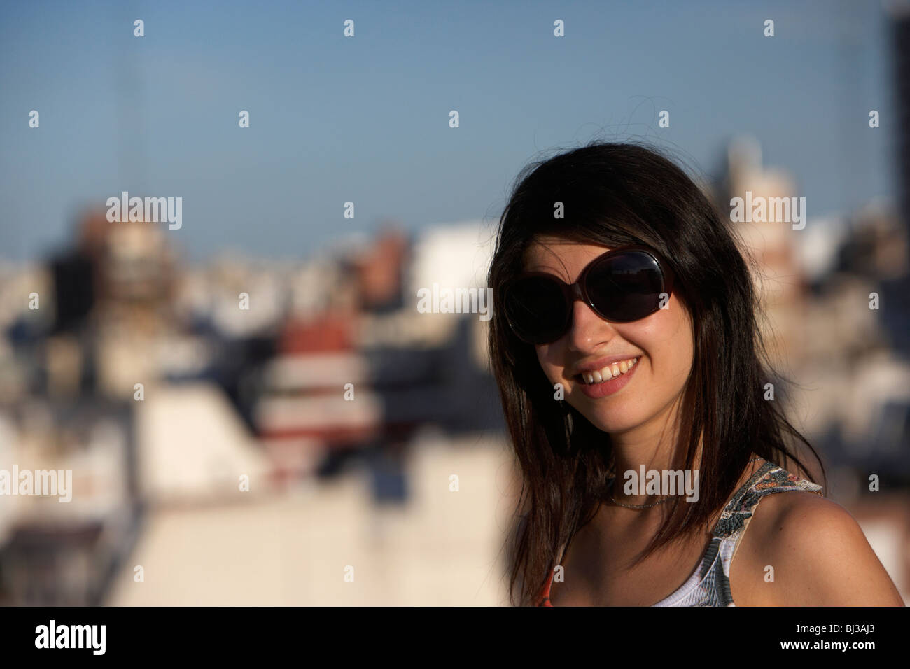 junge hispanic Latin Frau mit Sonnenbrille lächelnd zu Kamera-Buenos Aires-Argentinien Stockfoto