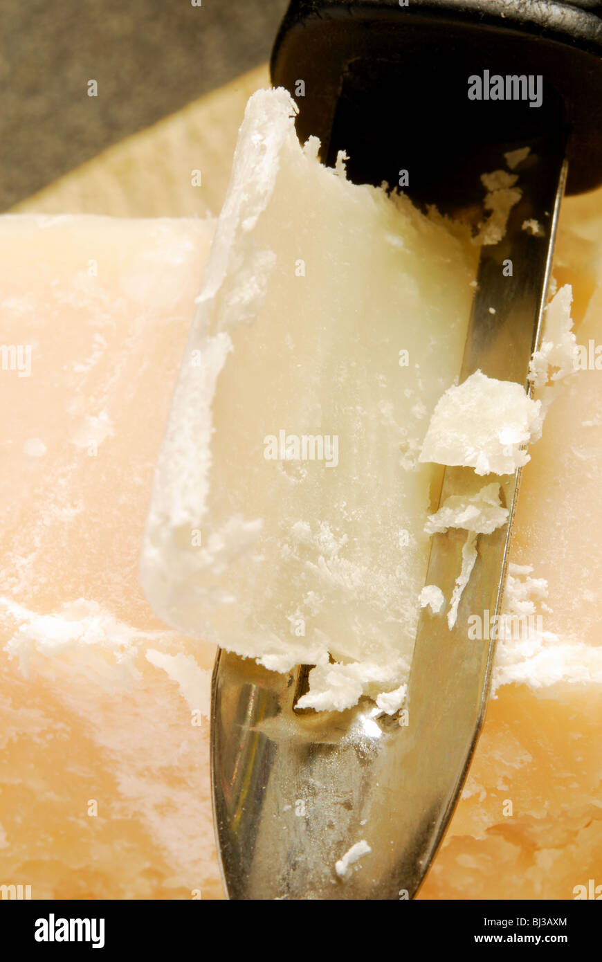 Rasur Splittern der Käse aus einem Keil von Reifen 22 Monate alten Parmesan (Parmigiano Reggiano Stravecchio). Stockfoto