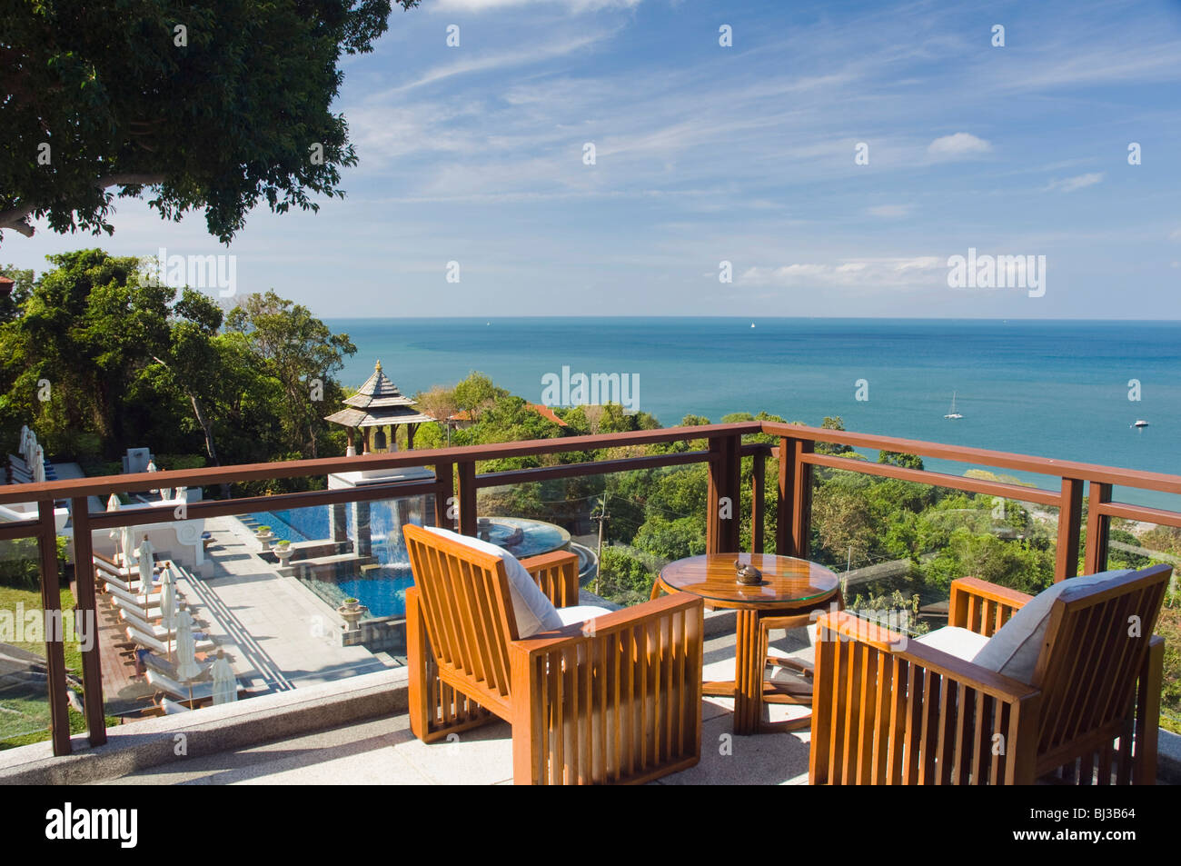 Tische am Pool, Luxus-Hotel Pimalai Resort, Kantiang Beach, Ko Lanta oder Insel Koh Lanta, Krabi, Thailand, Asien Stockfoto