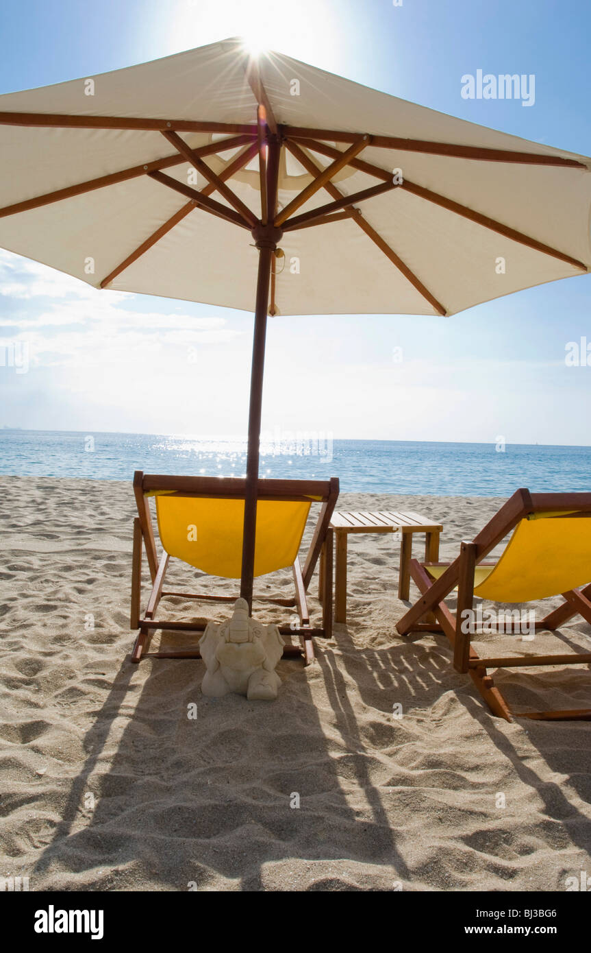 Sonnenschirm und liege auf der Sandstrand Klong Nin Beach, Ko Lanta oder Koh Lanta Insel, Krabi, Thailand, Asien Stockfoto