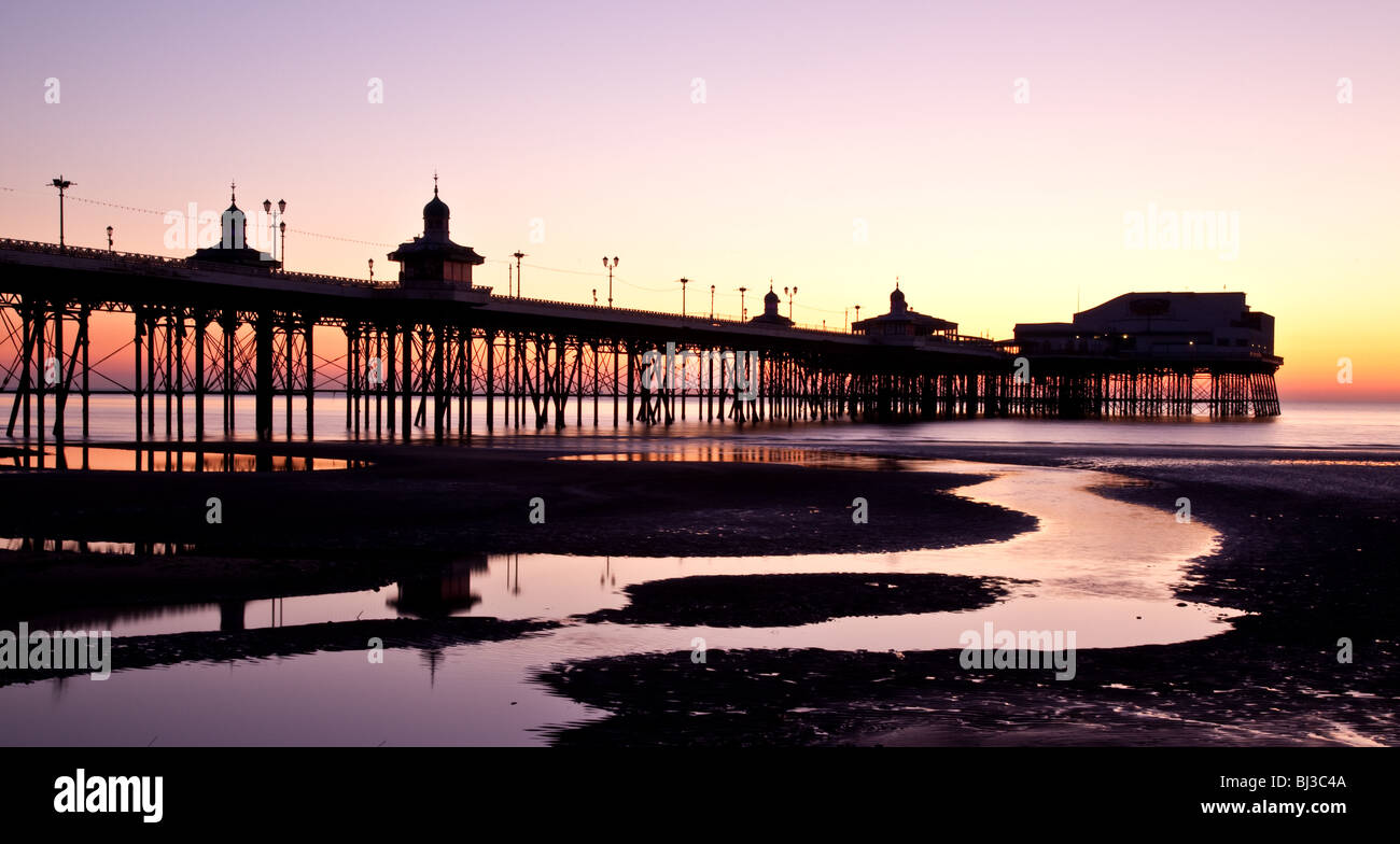 Sonnenuntergang am Nord-Pier, Blackpool Stockfoto