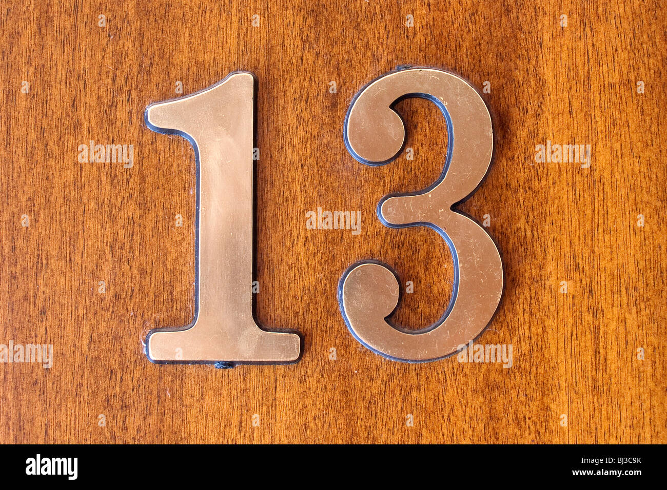 Goldene Zahl 13, an einer Tür in einem Hotel in der Nähe von Kournas, Kreta, Griechenland, Europa Stockfoto