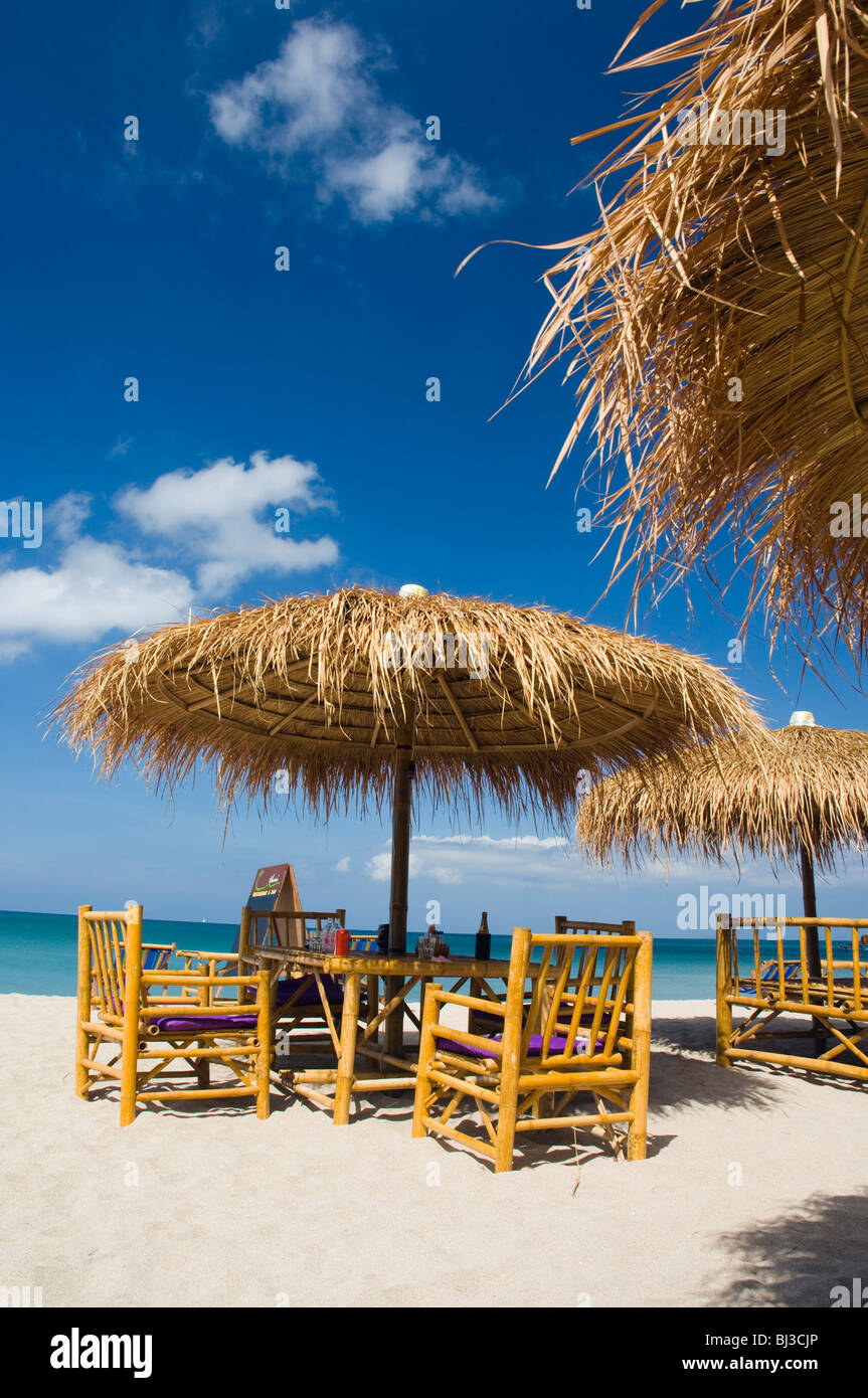 Stroh-Sonnenschirmen, beach Restaurant, Klong Nin Beach, Ko Lanta oder Koh Lanta Island, Krabi, Thailand, Asien Stockfoto