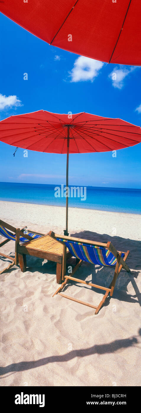 Rote Sonnenschirme am Strand, Klong Nin Beach, Insel Ko Lanta, Koh Lanta, Krabi, Thailand, Asien Stockfoto