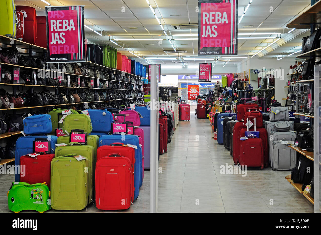 Schlußverkaufstag, spezielle Angebote, Shop, Koffer, Taschen, Provinz Alicante, Benidorm, Spanien, Europa Stockfoto