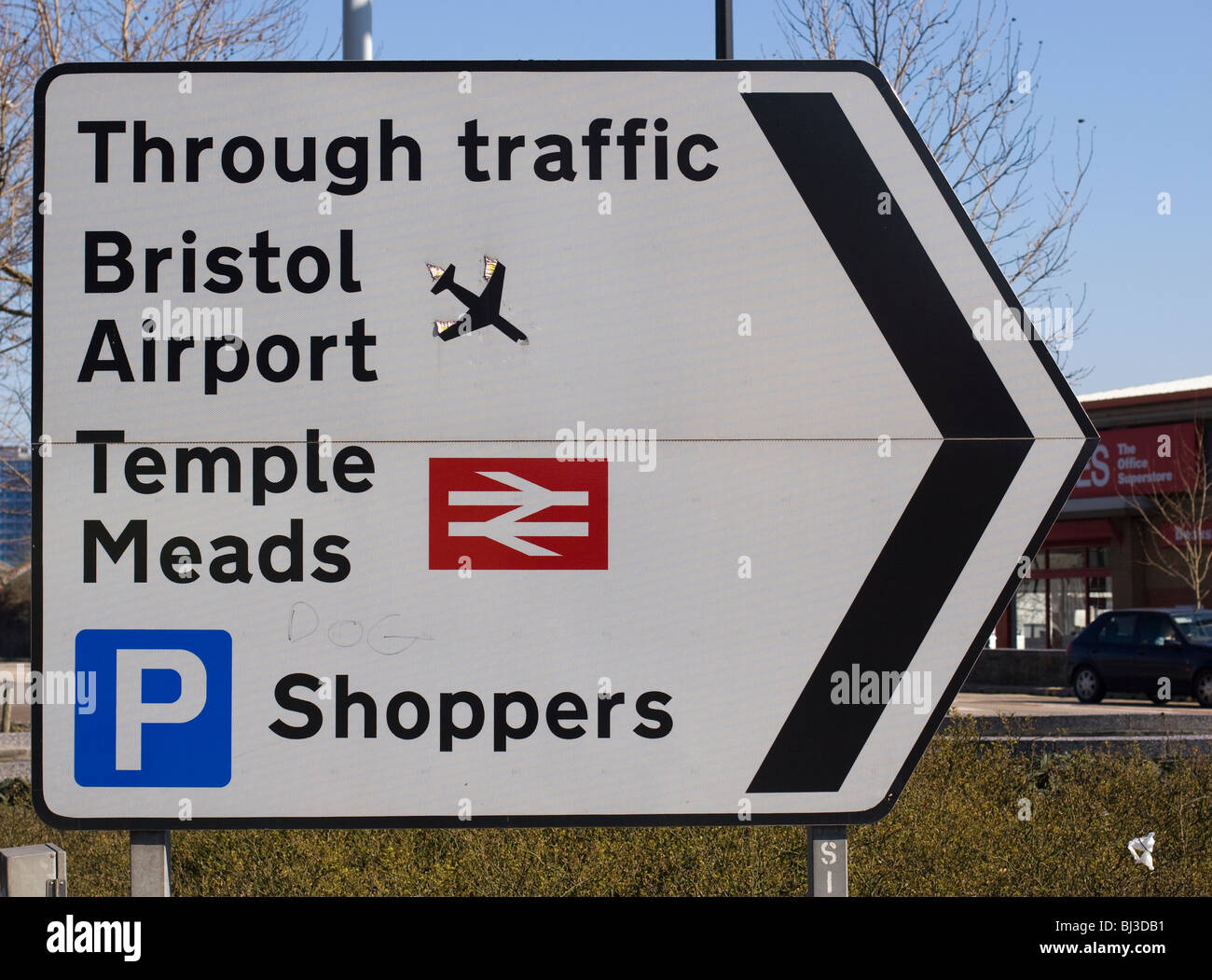 Straßenschild in Bristol, England, mit Eingriff durch ein Anti-Flughafen-Aktivist hinzugefügt: Flammen aus einem abstürzenden Flugzeug. Stockfoto