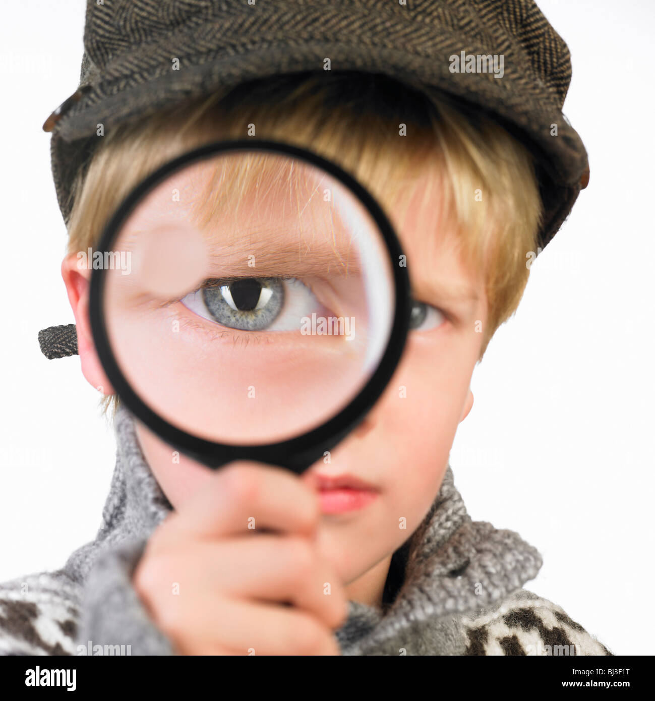 Boy es Auge durch ein Vergrößerungsglas Stockfoto