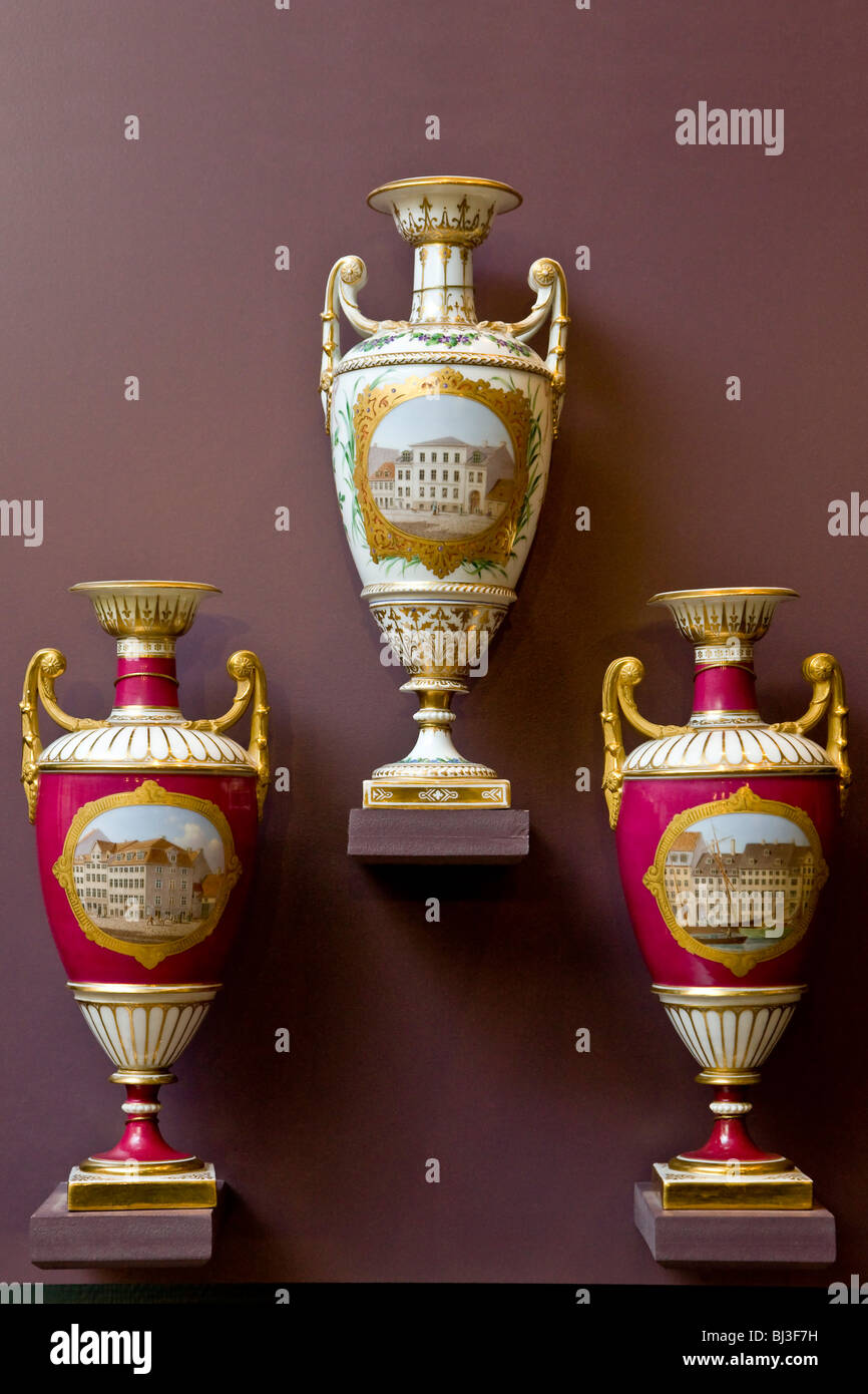 Drei handbemalte Vasen zeigen Gebäude aus Kopenhagen, Dänemark, Europa Stockfoto
