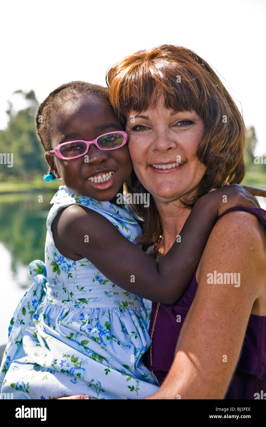 multikulturelle interracial inter Multi ethnischen Rasse Großmutter hält 4-5 Jahre Jahr alt fördern Enkelin Afrika angenommen. Herr © Myrleen Pearson Stockfoto