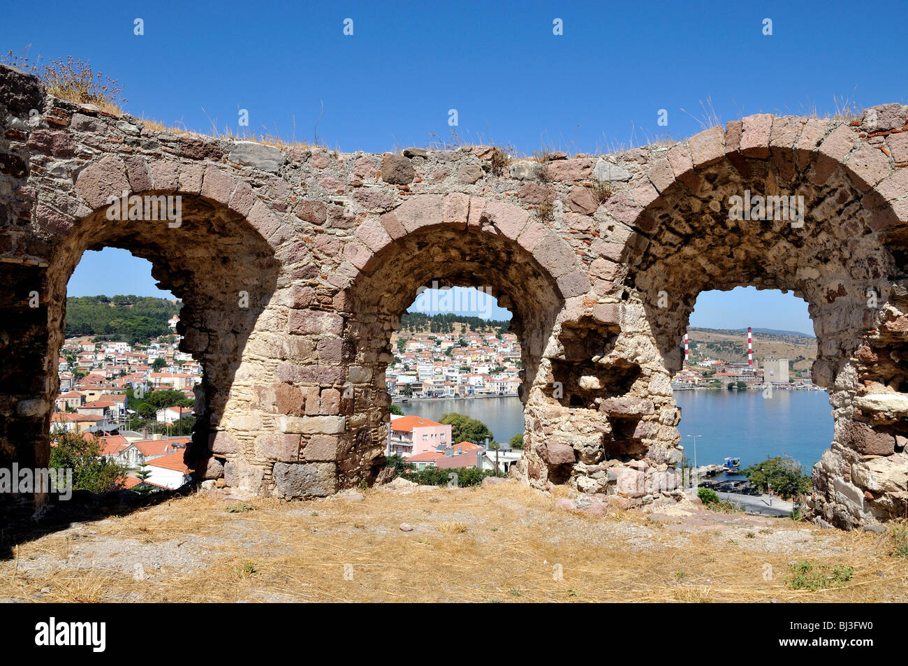 Ansicht der nördliche Teil der Stadt Mytilini durch das Schloss, Lesbos Insel, Griechenland Stockfoto
