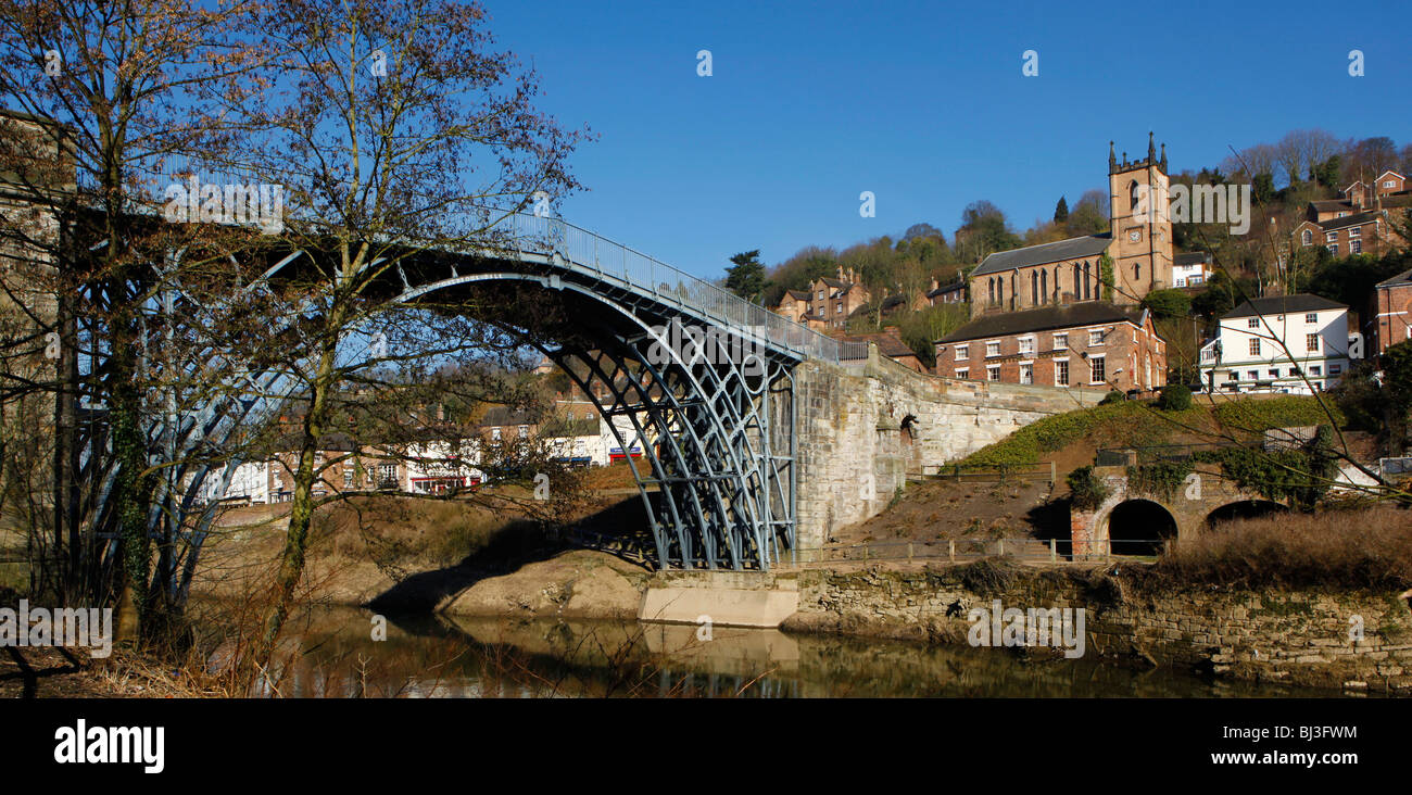 Die Ironbridge in Ironbridge Gorge, Telford, Shropshire, England. Anerkannt als die Wiege der industriellen Revolution. Stockfoto