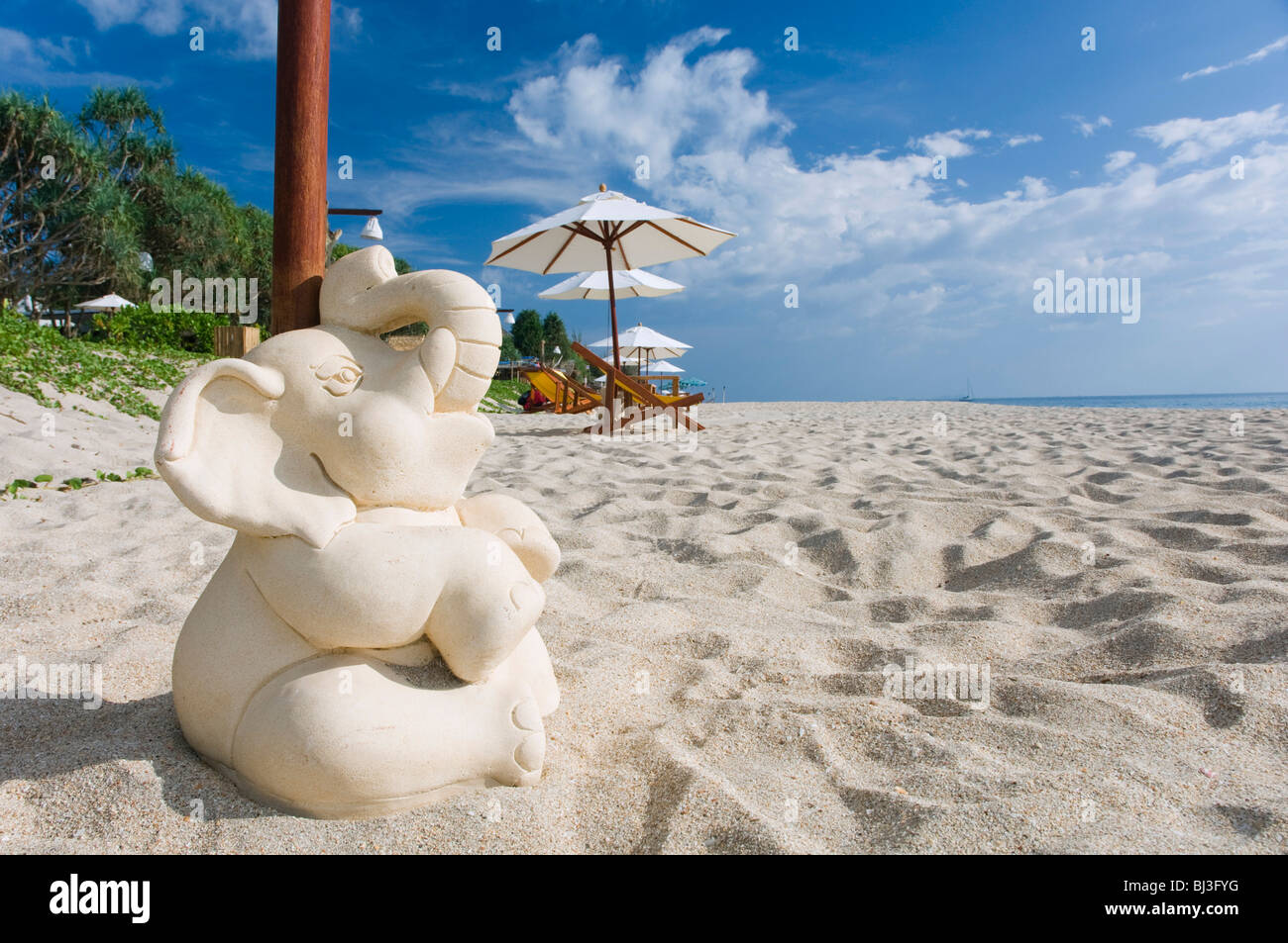 Kleiner Elefant wie ein Sonnenschirm stehen, Sandstrand, Klong Nin Beach, Ko Lanta oder Koh Lanta Island, Krabi, Thailand, Asien Stockfoto