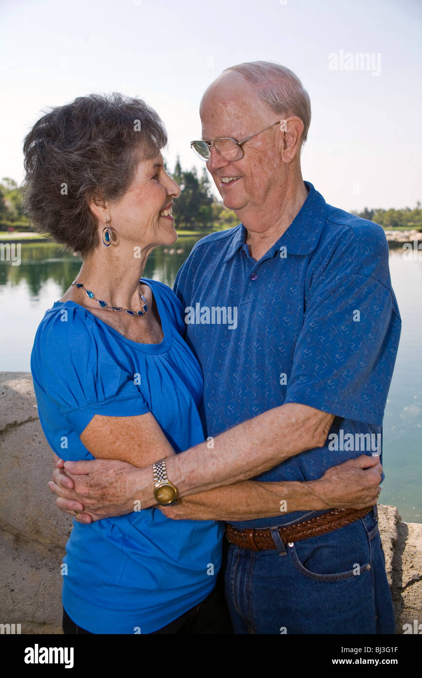 Porträt Senior heiratete paar Ende der 70er Jahre das Leben zu genießen und sich gegenseitig umarmen, umarmt Content Zufriedenheit zufrieden.   © Myrleen Pearson Stockfoto