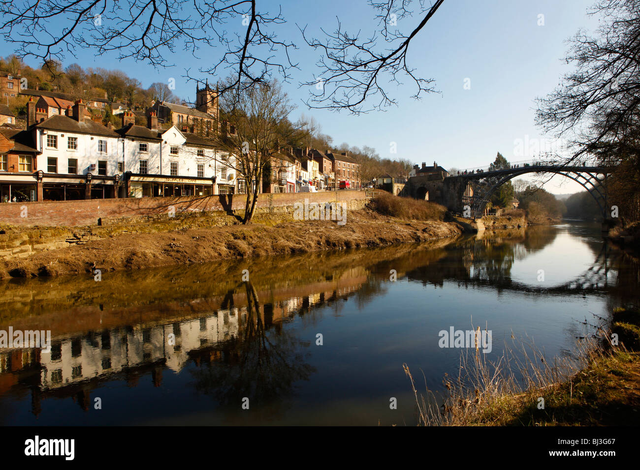 Die Ironbridge in Ironbridge Gorge, Telford, Shropshire, England. Anerkannt als die Wiege der industriellen Revolution. Stockfoto