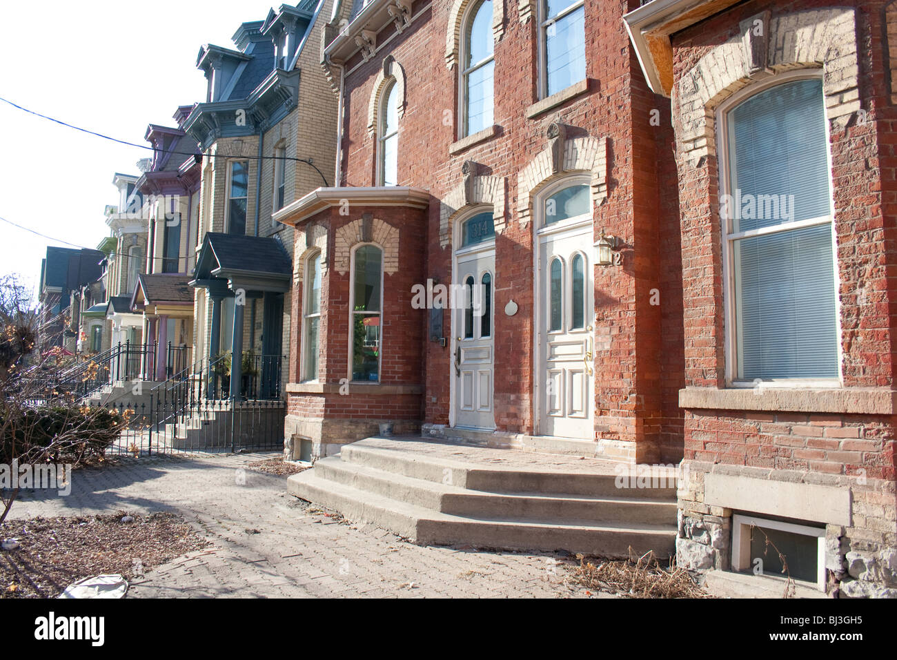 Alte Bürgerhäuser entlang der Straße in der Innenstadt von Toronto Kanada Stockfoto