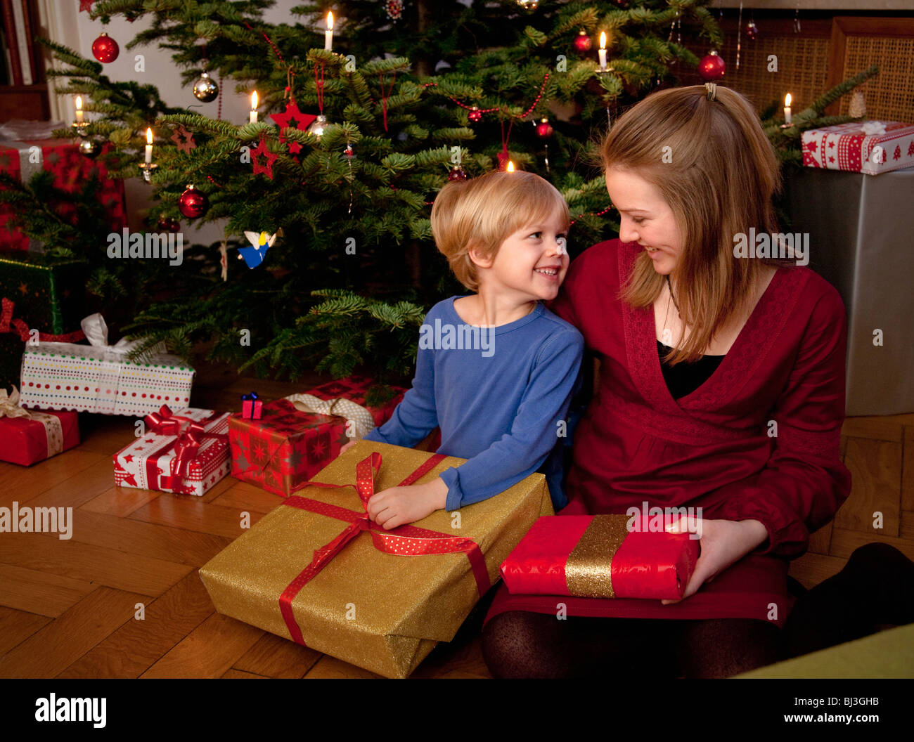 jungen und Mädchen mit Weihnachtsgeschenke Stockfoto