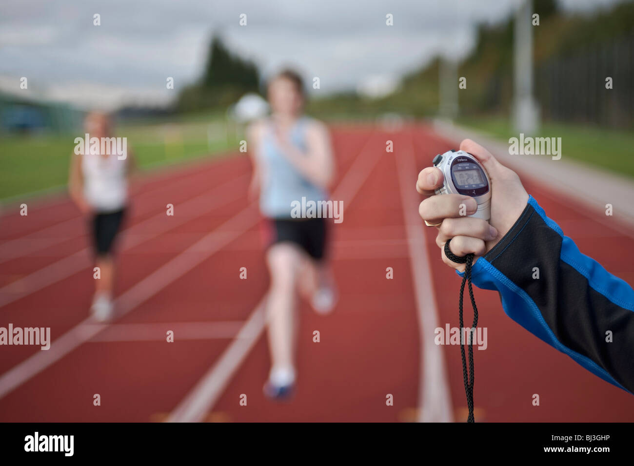 2 weibliche Athleten und Stoppuhr Stockfoto