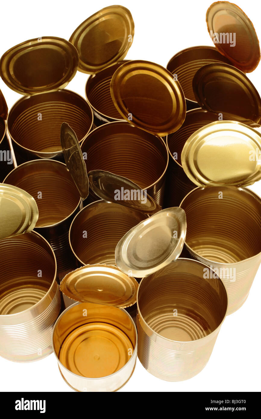 Leere Metall Blechdosen in einem Stillleben Kompostion auf weißem Hintergrund Stockfoto