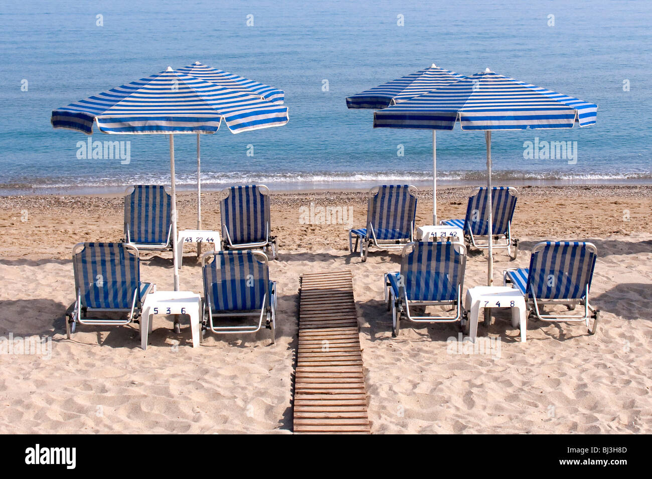 Strand mit Sonnenschirmen in der Nähe von Rethymnon, Kreta, Griechenland, Europa Stockfoto