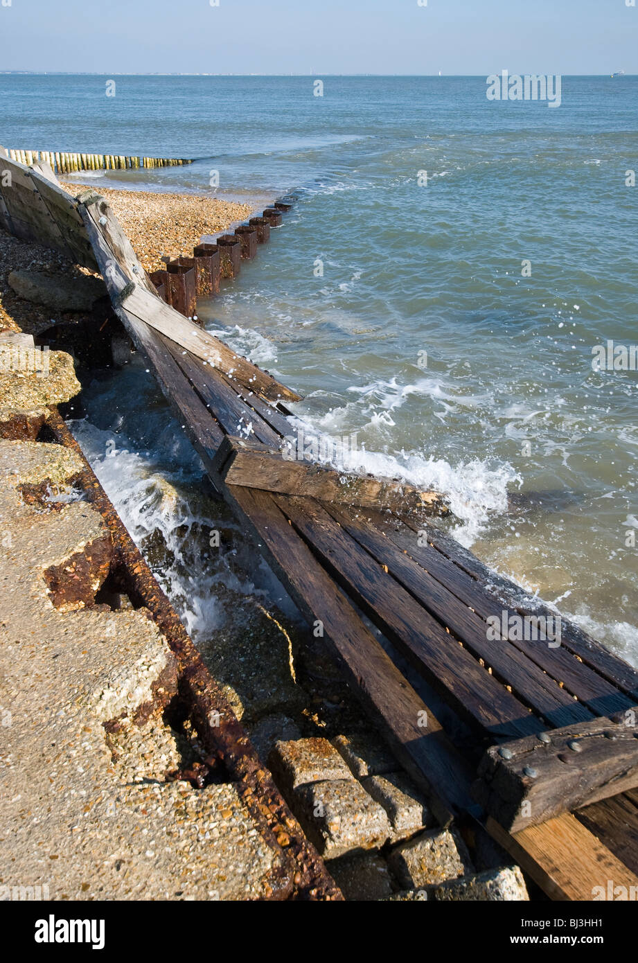 gebrochene hölzerne Piers Lepe beach hampshire Stockfoto
