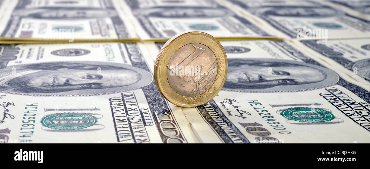1-Euro-Münze, 100-Dollar-Scheine, symbolisches Bild Wechselkurse, starke und schwache Währung Stockfoto