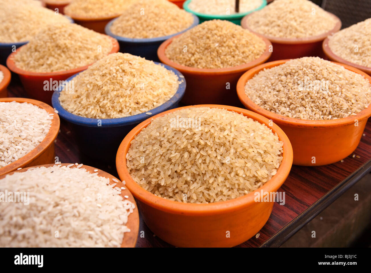 Indien, Kerala, Calicut, Kozhikode, Halwa Bazaar Musterplatten von verschiedenen Reissorten auf dem Display in Lebensmittel-Großhändler Stockfoto