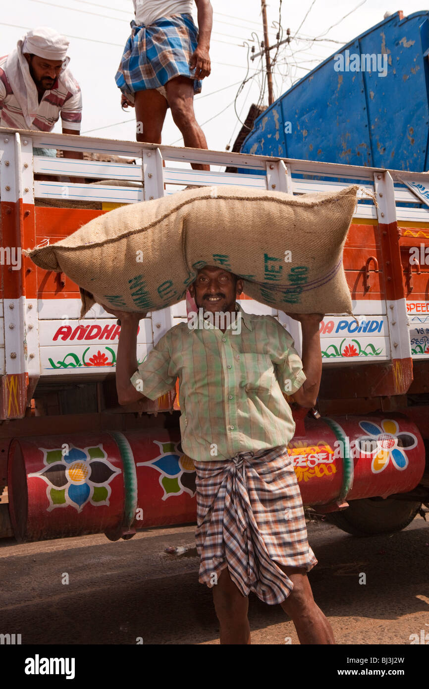 Indien, Kerala, Calicut, Kozhikode, Big Bazaar Mann entladen Säcke von Gewürzen aus LKW Stockfoto