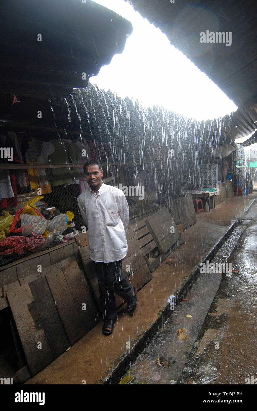 Monsunregen fällt durch ein Loch im Dach, Sre Ambel, Kambodscha Stockfoto