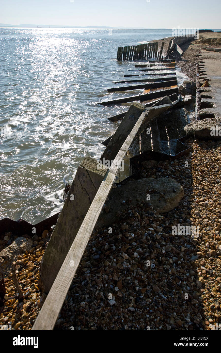 beschädigte Meer Abwehrkräfte Lepe beach hampshire Stockfoto